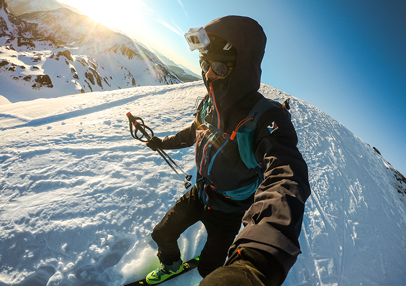 Skifahrer mit GoPro HERO7 Black Limited Edition Dusk White am Helm