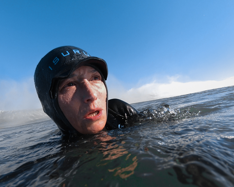 Sachi Cunningham filmt im Wasser Big Wave Surfing