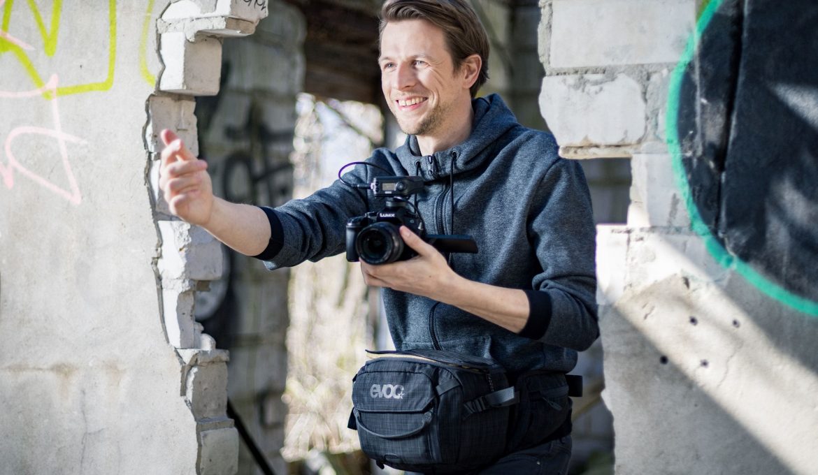 Vlogger mit EVOC Foto-Hipbag