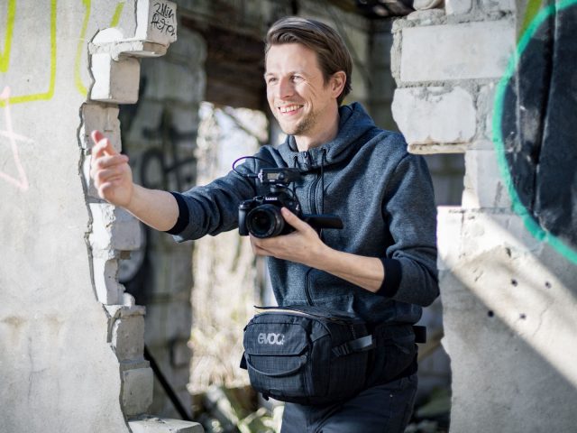 Vlogger mit EVOC Foto-Hipbag