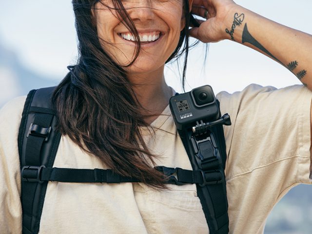 Frau mit GoPro Kamera am Rucksack