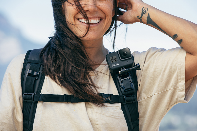 Frau mit GoPro Kamera am Rucksack