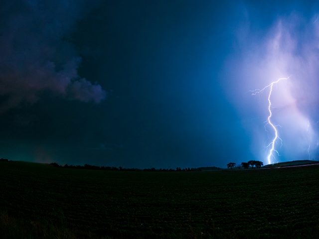 Blitzeinschlag am Nachthimmel mit GoPro aufgenommen