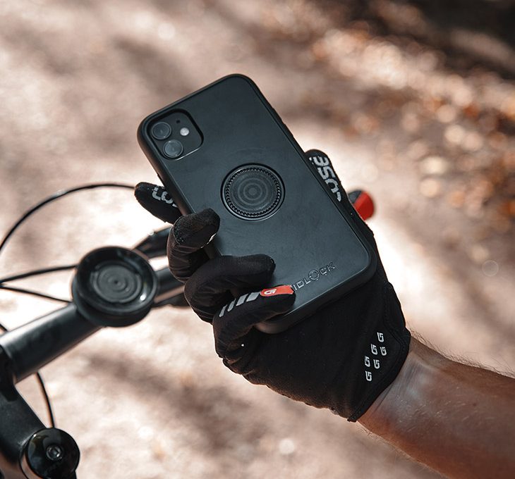 Fidlock Vacuum Phone Case in der Hand eines Mountainbikers