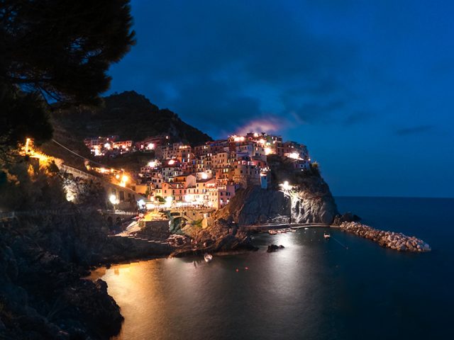 Beleuchtete Stadt am Wasser bei Nacht perfekt fotografieren mit GoPro HERO10