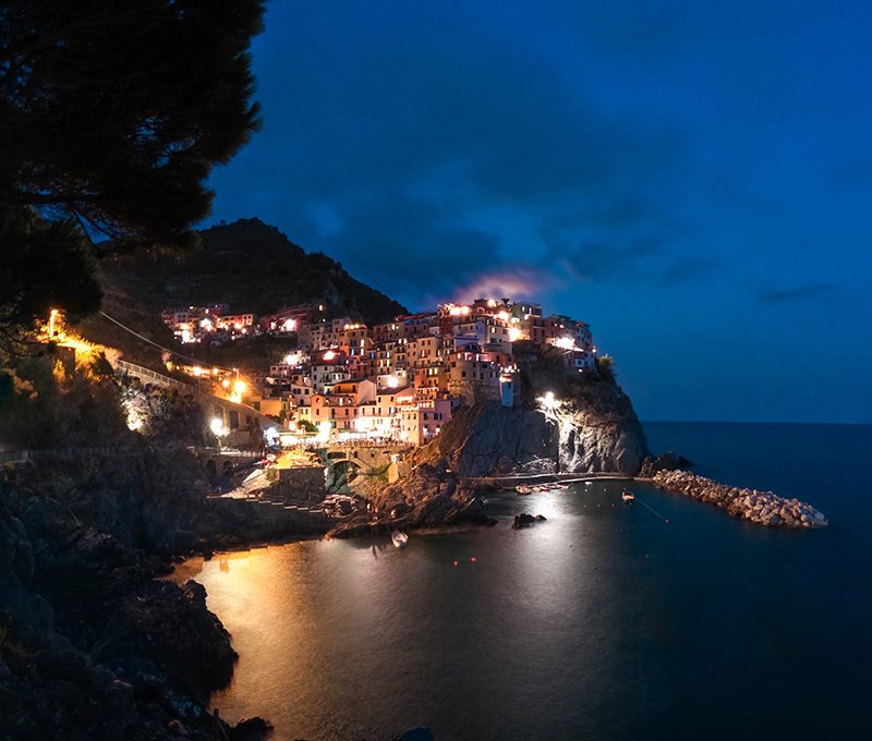 Beleuchtete Stadt am Wasser bei Nacht perfekt fotografieren mit GoPro HERO10