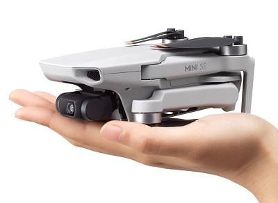 DJI Mini SE Drohne gefaltet auf einer Hand