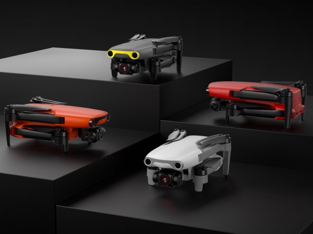 Line-Up der Autel Nano EVO+ Mini-Drohne in verschiedenen Farben