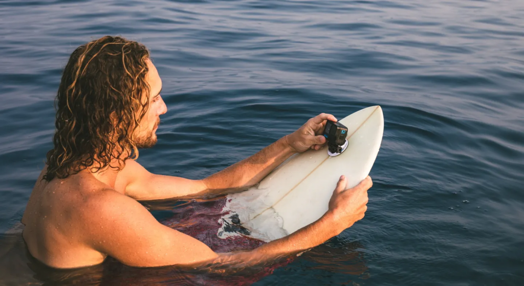 Surfer mit GoPro HERO10 im Wasser