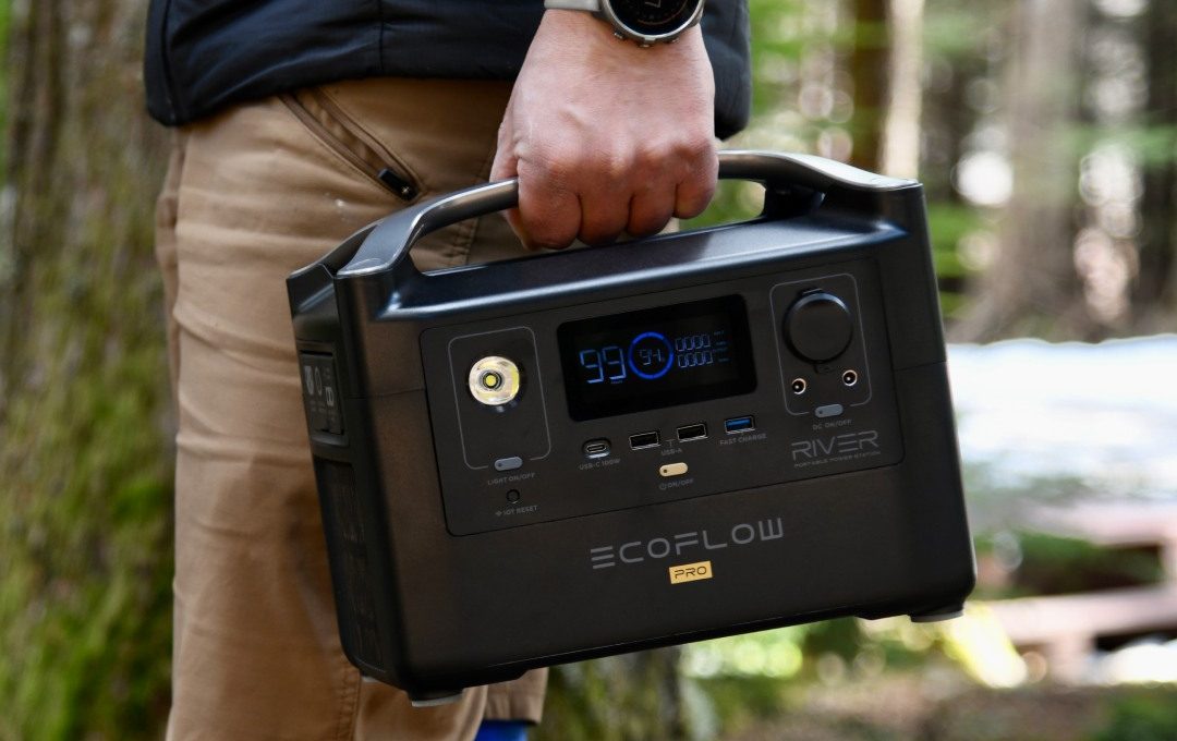 Mann mit Shorts trägt EcoFlow Powerstation durch den Wald