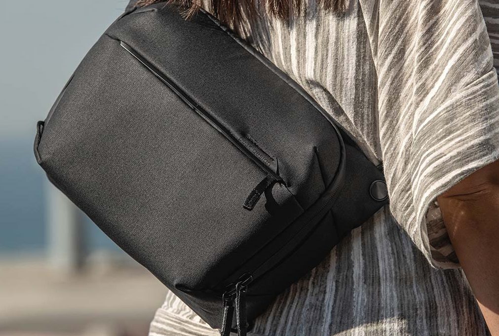 Frau mit Peak Design Everday Sling Tasche auf dem Rücken