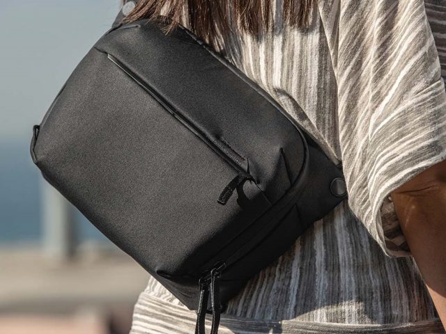 Frau mit Peak Design Everday Sling Tasche auf dem Rücken