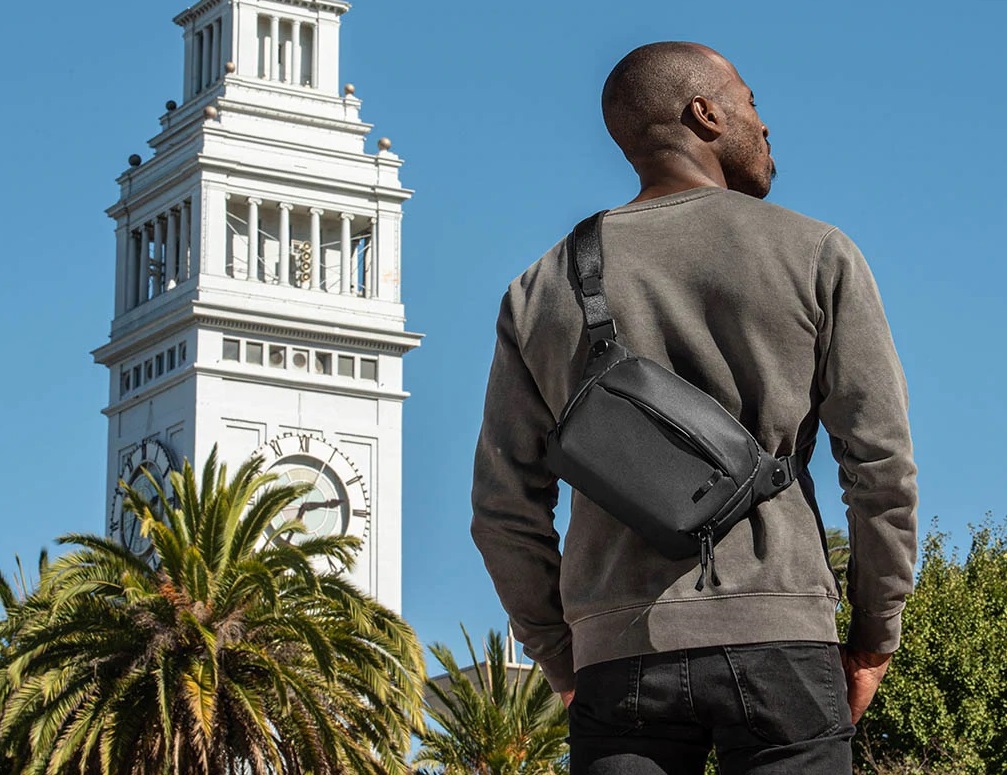Mann mit Peak Design Fototasche auf dem Rücken auf Sightseeing