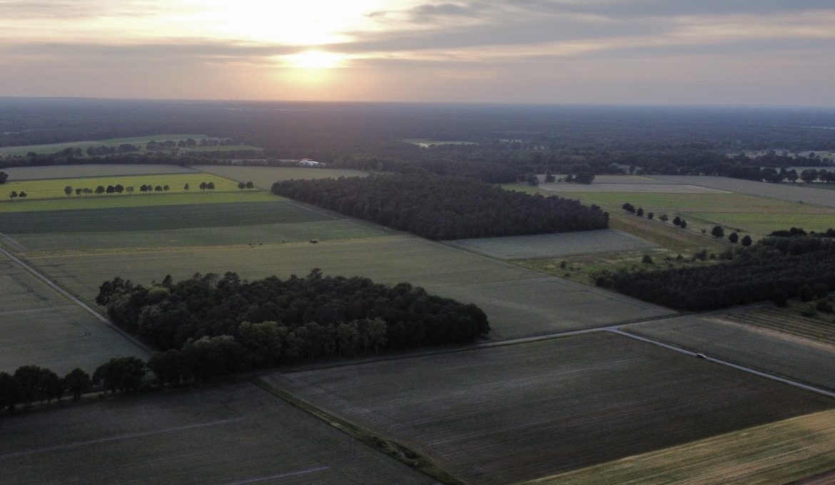 Landschaftsaufnahme Felder und Sonnenuntergang mit Drohne