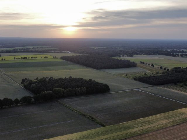 Landschaftsaufnahme Felder und Sonnenuntergang mit Drohne