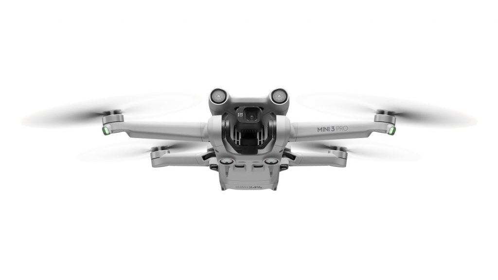 DJI Mini 3 Pro Frontansicht in der Luft fliegend