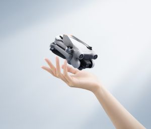 Hand wift neue DJI Mini 3 Pro Drohne hoch