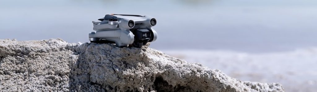 DJI Mini 3 Pro sitzt auf Felsen am Wasser