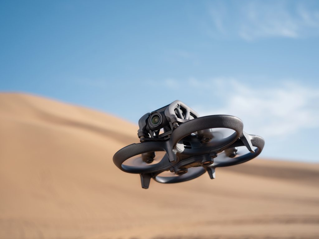 DJI Avata Drohne fliegt über Wüste