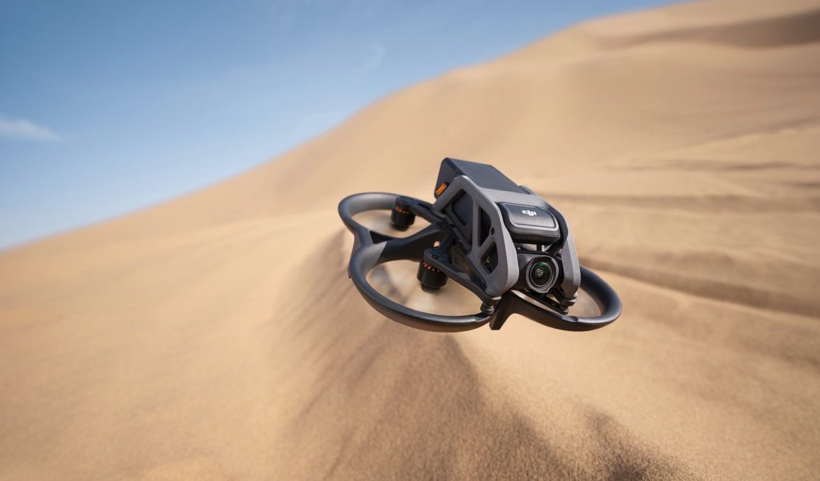 DJI Avata Drohne fliegt über Wüste