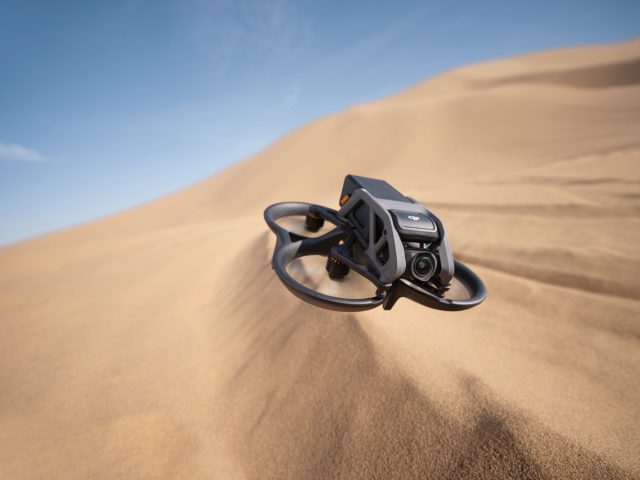 DJI Avata Drohne fliegt über Wüste