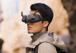 Mann mit DJI Goggles 2 FPV Brille