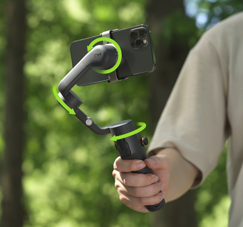 Männerhand hält Smartphone-Gimbal mit 3-Achsen-Stabiliserung gekennzeichnet durch grüne Pfeile