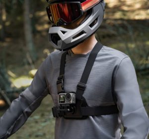 Biker mit Chest Mount und DJI Osmo Action 3