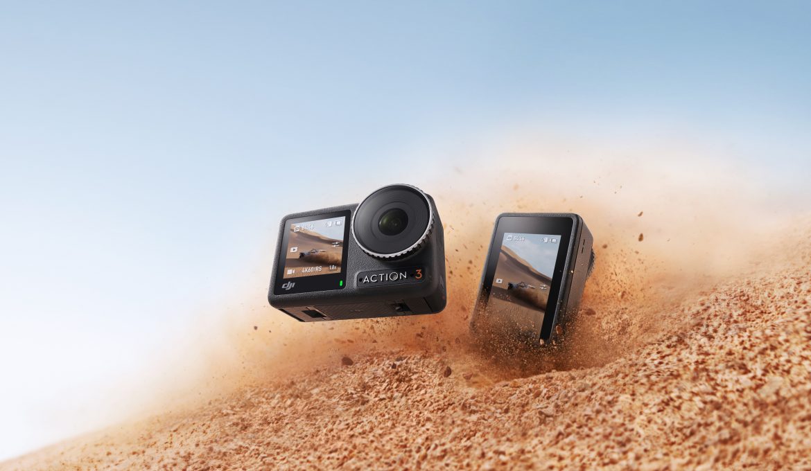 DJI Osmo Action 3 Kamera von vorne und hinten über Wüstensand
