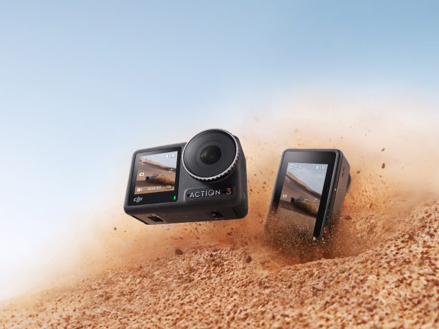 DJI Osmo Action 3 Kamera von vorne und hinten über Wüstensand