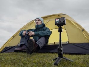 DJI Osmo Action 3 auf Stativ in Front eines Zeltes mit Mann davor