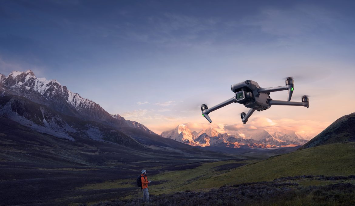 DJI Mavic 3 Classic Drohne fliegt vor Alpenlandschaft