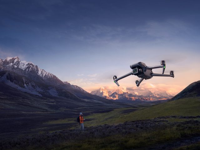 DJI Mavic 3 Classic Drohne fliegt vor Alpenlandschaft