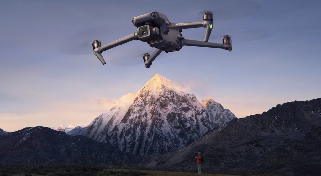 DJI Mavic 3 Classic Drohne vor Alpenpanorama