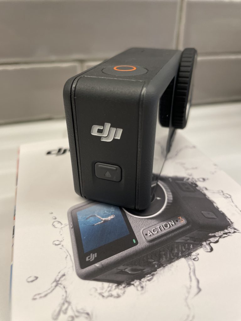 DJI OA3 Cam auf Originalkarton vor grauem Fliesenhintergrund