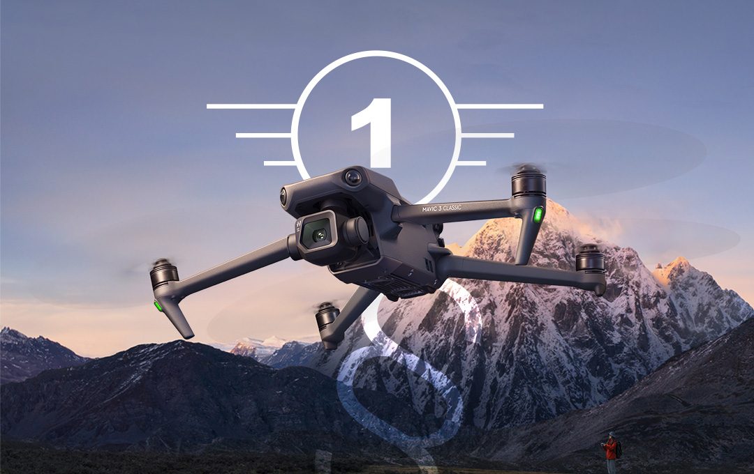 DJI Mavic 3 vor Berglandschaft mit C1-Label Nummer