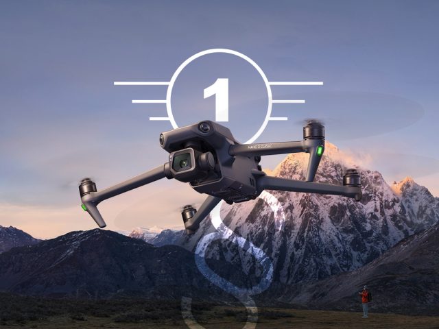 DJI Mavic 3 vor Berglandschaft mit C1-Label Nummer