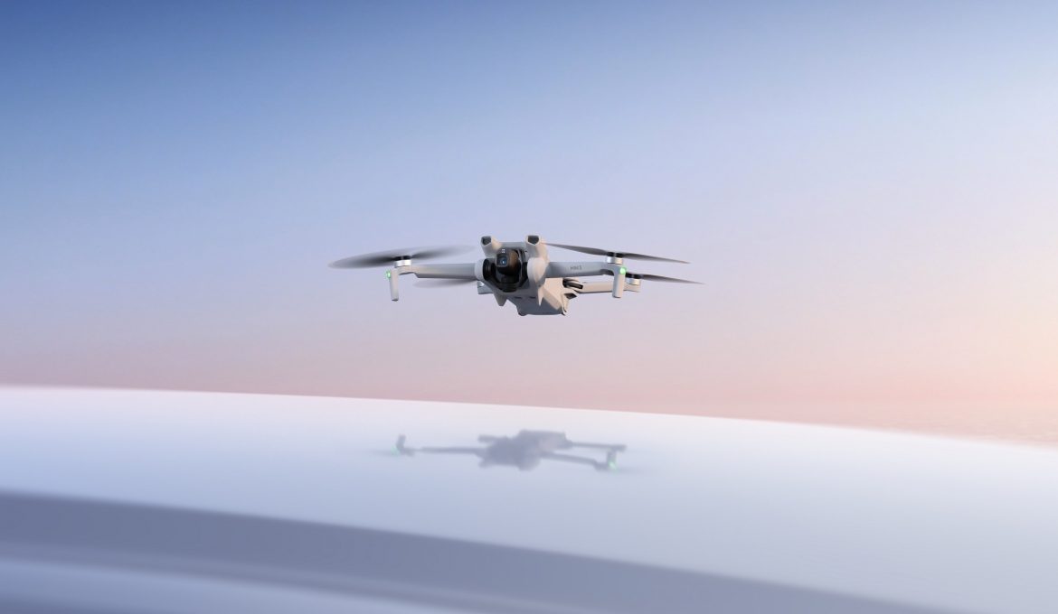 DJI Mini 3 Drohne schwebt vor grafischem Pastellhintergrund