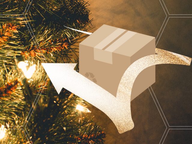 Paket mit Pfeil vor weihnachtlich goldener Deko im Hintergrund