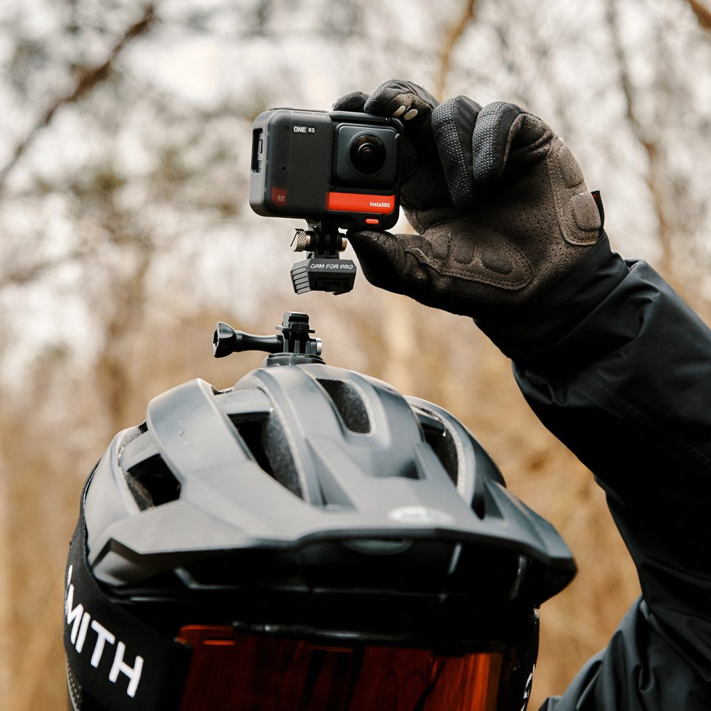 Biker setzt Actioncam mit Handschuh einhändig auf seinen Helm