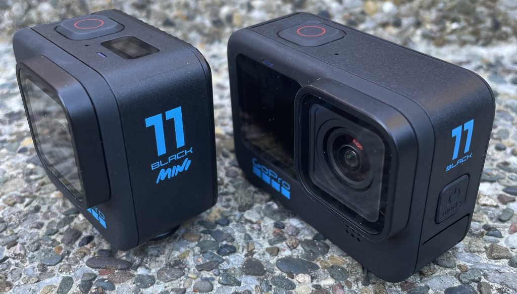 GoPro HERO11 Black und Mini stehen angeschrägt vor Waschbeton