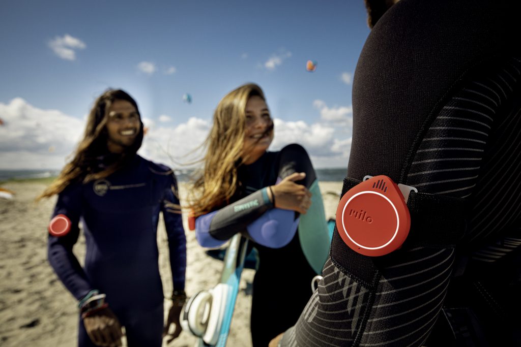 Kite-Surfer Pärchen am Strand mit Neopren-Anzug und Milo Action Walkie-Talkie