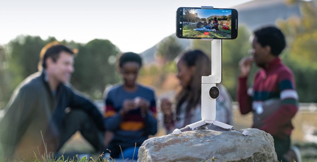 Tripod-Gimbal von Insta360 vor Picknick-Gruppe