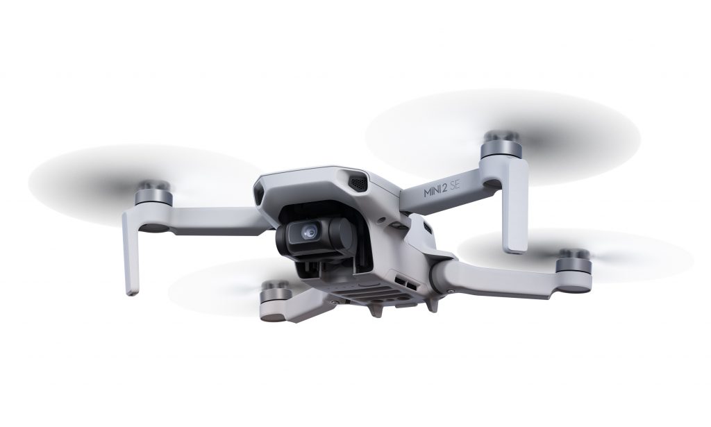 Schwebende DJI Mini 2 SE Drohne