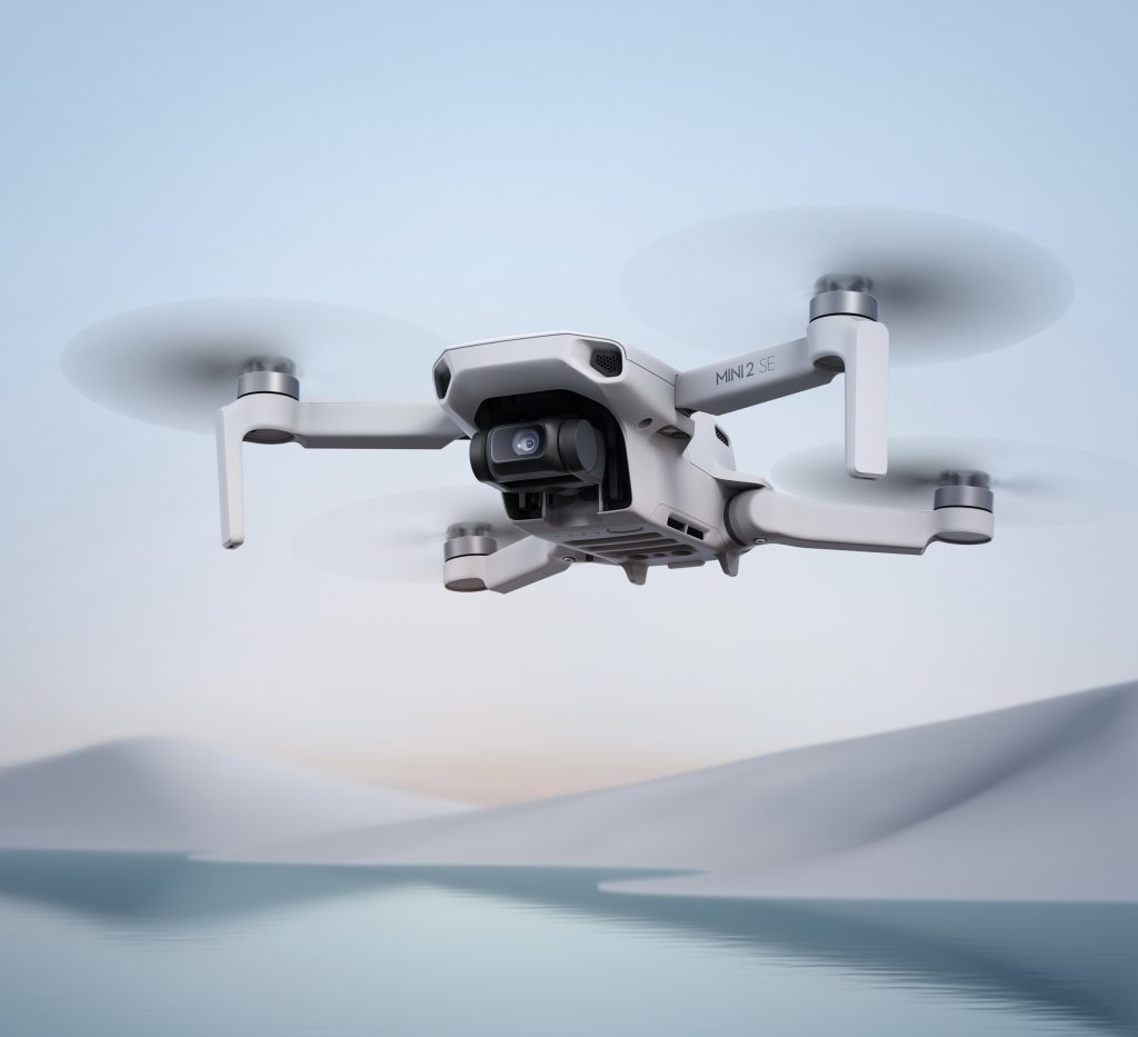 DJI Mini 2 SE schwebt vor grafischem blauen Hintergrund