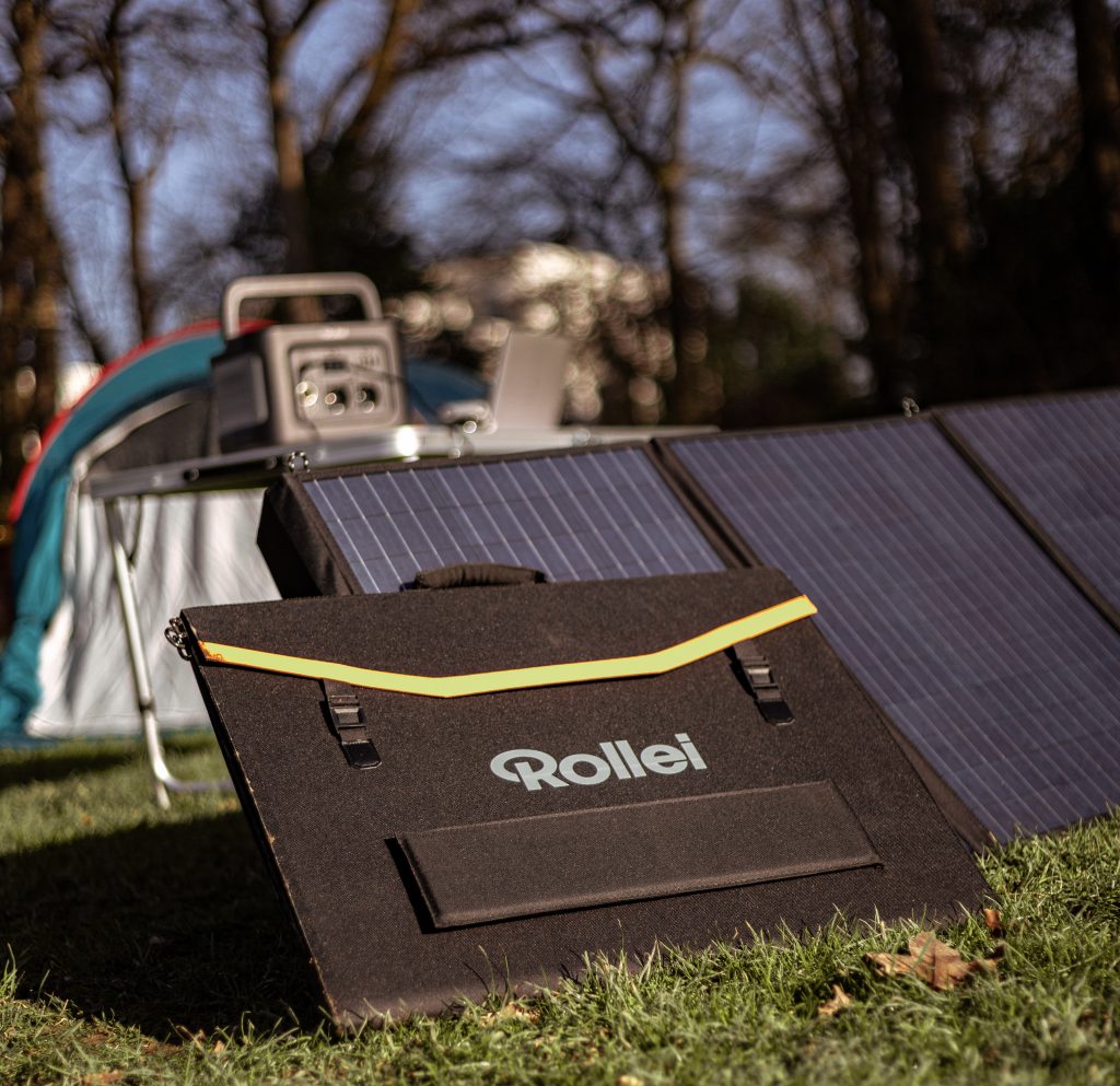 Rollei Solarpanel vor Campingtisch mit Rollei Powerstation