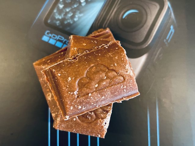 Schokoladenstücke gestapelt auf GoPro 11 Verpackung