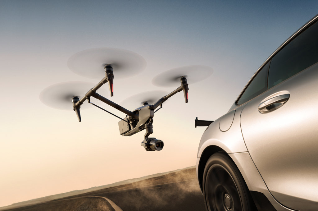 DJI Inspire 3 Drohne fliegt vor Sportwagen