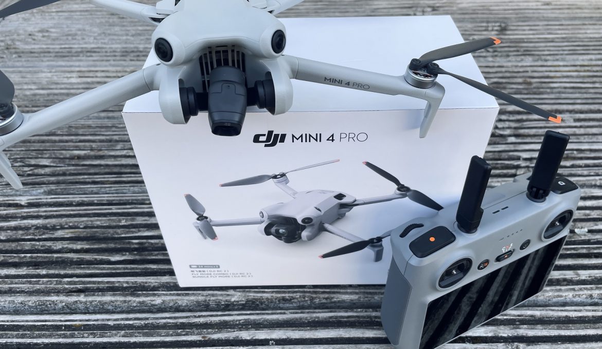 DJI Mini 4 Pro Drohne auf OVP mit Remote