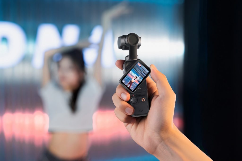 DJI Osmo Pocket 3 filmt tanzende Frau